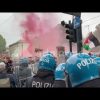 A Torino cori e fumogeni al presidio contro Vannacci: “Vattene”