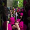 Biennale di Venezia, la protesta di PussyRiot e Femen: “Il sangue è l’arte della Russia”