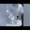 Cade con il parapendio su una parete rocciosa: il soccorso è incredibile