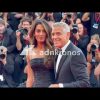 Clooney show sul red carpet di Venezia 83, si siede tra i fotografi e manda i visibilio i fan