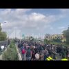 Cortei a Milano, migliaia di manifestanti invadono la tangenziale