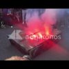 Cortei a Napoli, manifestanti bruciano carro armato di carta