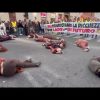 Cortei a Roma, donne ‘morte’ a terra per raccontare il massacro di Gaza