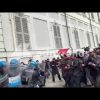 Cortei a Torino, manifestanti cercano di forzare il blocco: le cariche della polizia