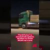 “Fast & Furious” su un’autostrada egiziana: derubano un camion dal pick up in corsa
