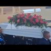 Funerali Lorena Isceri, l’uscita del feretro tra applausi e palloncini in cielo – Video