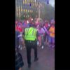 Lo show del poliziotto ai Mondiali, tifosi in delirio – Video