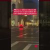 Milano, un 32enne si lancia dal Duomo con un paracadute dai colori della bandiera palestinese