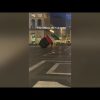 Si lancia dal Duomo di Milano con paracadute dai colori della bandiera palestinese