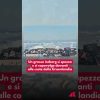 Un grosso iceberg si spezza e si capovolge davanti alle coste della Groenlandia