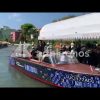 Venezia 83, flash e applausi per il conduttore Nicolas Maupas – Video