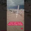 Violenta tromba d’aria nel veneziano, lettini e ombrelloni distrutti sulla spiaggia di Chioggia