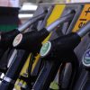 Carburanti, caccia alle risorse per la proroga del taglio delle accise: banche nel mirino della Lega