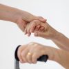 Anziani soli in città, come accorgersene e cosa fare per aiutarli: il vademecum