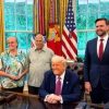 Louis Prevost, il fratello di Papa Leone XIV, nello Studio ovale da Trump