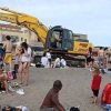 Ostia, “ruspa tra i bagnanti in spiaggia, inaccettabile”: la denuncia