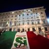 Referendum cittadinanza, blitz del comitato promotore: logo su facciata Palazzo Chigi – Foto