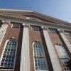 Usa, governo pronto ad annullare tutti i contratti federali con Harvard. E l’ateneo risponde a Trump