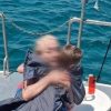 Bimbo di 5 anni e nonna trascinati al largo con il materassino – Video