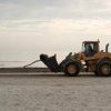Donna travolta da ruspa in spiaggia a Cervia, arrestato l’investitore