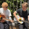 Ed Sheeran e Alfa cantano e suonano insieme, duetto inaspettato a Roma – Video