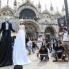 Flash mob di protesta e ultimi arrivi vip, a Venezia è ora della prima festa nuziale di Bezos e Sanchez