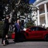 Lite con Musk, Trump ora pensa di vendere la sua Tesla rossa