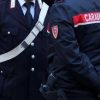 “Sei grassa e brutta”, picchia e insulta moglie e figlia: arrestato 61enne nel Napoletano