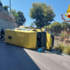 Pulmini con 21 bambini si ribalta, quattro feriti