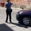Roma, spari da un’auto in corsa ad Acilia: ferita una ragazza di 19 anni affacciata alla finestra