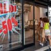 Saldi, come i negozi spingono gli acquisti puntando al cervello (e al cuore) degli italiani