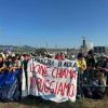 Giubileo giovani, striscione a Tor Vergata: “Se Leone chiama, noi ruggiamo”