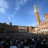 Palio Siena, la corsa dell’Assunta accende la città. Leocorno e Civetta favorite
