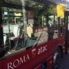 Roma, autista lo richiama: “Non si fuma sul bus”. Passeggero attacca con una sega