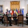 Trump, il quadro e i cappelli: presidente e guida turistica per i leader