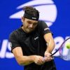 Fritz, nuovo look contro Djokovic: la fascia è… al contrario
