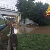 Maltempo, tragedia sfiorata in Lombardia. Si apre voragine nel Lecchese, treno bloccato a pochi metri