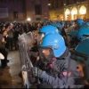 Bologna, tensione durante manifestazione Giovani Palestinesi: idranti e cariche della Polizia