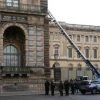 Louvre, il furto da film in 7 minuti. Macron: “Recupereremo i gioielli”