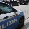 Parcheggia in doppia fila per prendere figlio a scuola, presa a schiaffi da 74enne