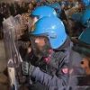Udine, manifestanti sfondano barriere di sicurezza al corteo pro-Pal: lacrimogeni da agenti
