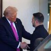 Zelensky e la giacca nera alla Casa Bianca, Trump: “Ha un bel look”