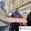 Sanremo, Carlo Conti posa la targa per Olly nella ‘Walk of Fame’ del Festival