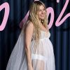 Sienna Miller è incinta, l’annuncio sul red carpet dei Fashion Awards 2025