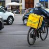 Rider sfruttati, Glovo replica: “Procura non ha ordinato di assumerne 40.000”