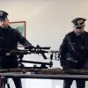 Roma, tiro al bersaglio col fucile dalla finestra: in casa aveva un arsenale