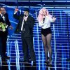 Sanremo 2026, TonyPitony e il caco sul palco: il significato del gesto