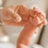 Bimba di 10 mesi muore in auto negli Stati Uniti: dimenticata per 8 ore dalla nonna che era andata a lavoro