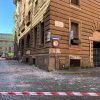 Paura a Trastevere, crolla cornicione di un palazzo: pioggia detriti e strada transennata