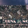 Petardi in campo, rissa e ospiti scortati fuori: caos in Palermo-Catanzaro